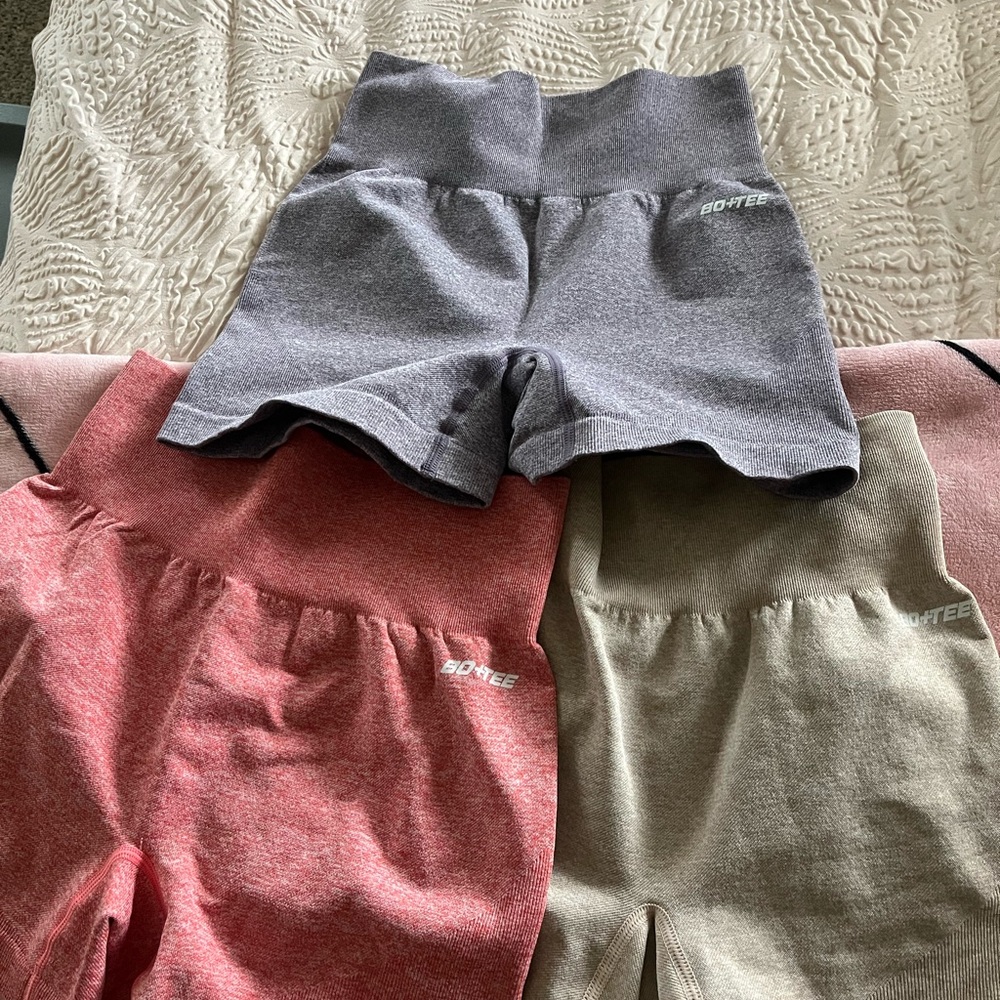 THREE PACK BO+TEE gym shorts in red purple and tan